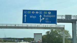 In Fahrtrichtung Wien findet sich auf der A 2 beim S 7-Knoten nur ein Hinweis Richtung „Budapest“
