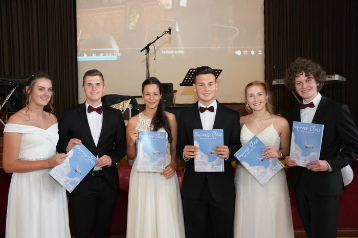Sie haben alles im Griff beim HAK-Ball 2023: Vanessa Zauchner, Raphael Neuhold, Nina Nestler, Noah Pucher, Sarah Planka und Adrian Sattlegger