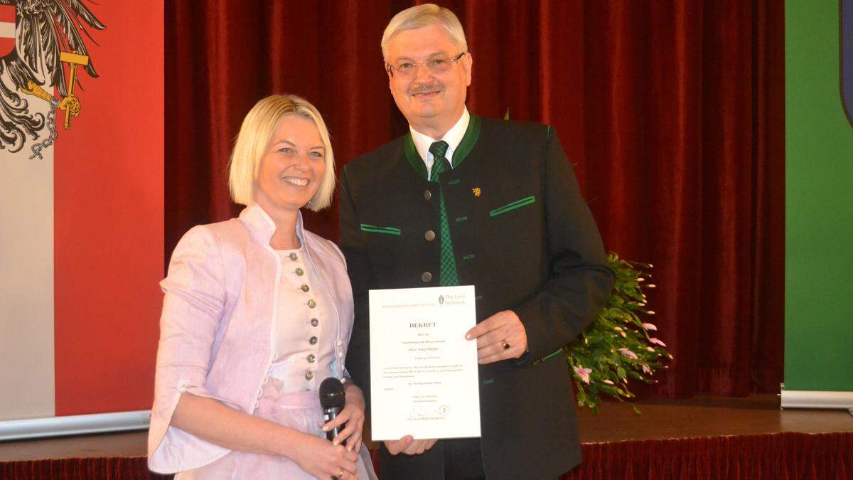 In ihrer ehemaligen Heimatgemeinde Pöllau durfte Kerstin Raith-Schweighofer in ihrer Funktion als Bezirkshauptfrau erstmals mit Josef Pfeifer einen Bürgermeister angeloben