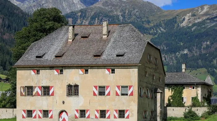 Schloss Großkirchheim wurde Mitte des 16. Jahrhunderts vom Augsburger Unternehmer Melchior Putz in Auftrag gegeben.