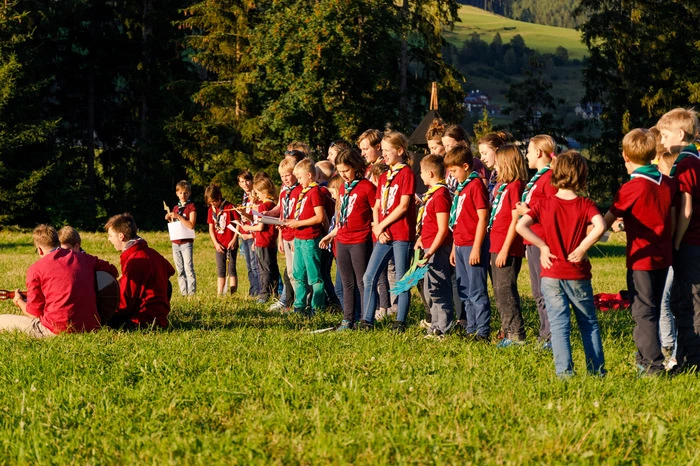 Die Jüngsten beim Vorsingen des Lagerliedes
