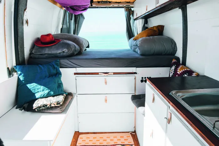 Wir lieben es beide, zu surfen. Wir wollten reisen, aber das Rucksackreisen war sehr mühsam. So kamen wir auf die Idee, einen Bus auszubauen.“ Vor drei Jahren starten die beiden mit dem Umbau eines Citroën Jumper L2H2. Dieser verwandelt sich innerhalb von sechs Wochen in ihr neues Zuhause