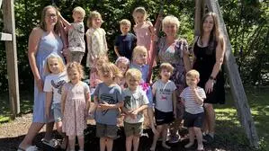 Pika Radmilovič (zweite von rechts) mit der Ratscher Kindergartenleiterin Julia Holler (ganz links), Sara Hatlek (rechts) und „ihren“ Kindern