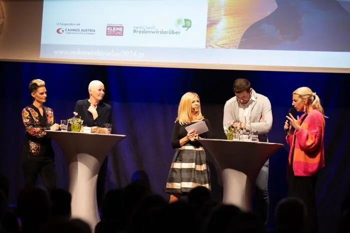 Nach einem Vortrag der neuen Primarin der Abteilung Psychiatrie und psychotherapeutische Medizin in der Kabeg, Theresa Lahousen-Luxenberger, sprachen Martina Klementin, Verena Schachner, Janin Baumann und Christoph Duller über ihren Weg aus dem Nebel in das Leben.