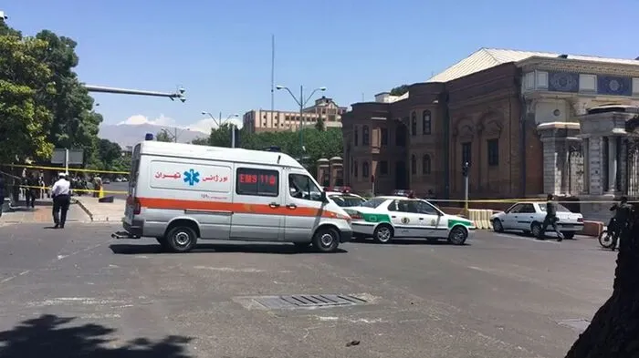 Bei offenbar koordinierten Angriffen in Teheran haben sich am Mittwoch insgesamt drei Selbstmordattentäter in die Luft gesprengt.