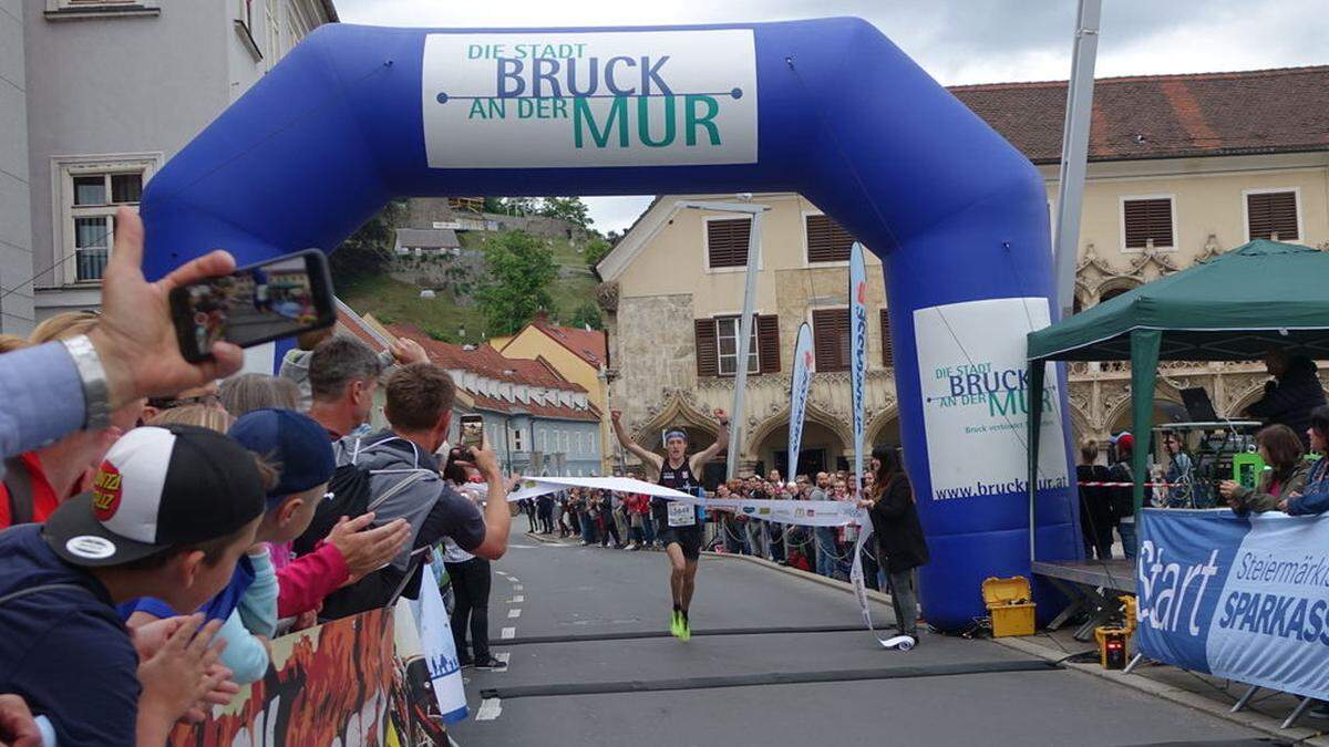 13:46 Minuten brauchte Robert Merl für die Businesslauf-Runde. Er wurde im Ziel ordentlich gefeiert