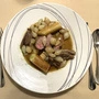 Zweierlei vom Lamm, geschmort, rosa gebraten mit Grießroulade und selbst eingelegten Perlzwiebeln.