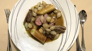 Zweierlei vom Lamm, geschmort, rosa gebraten mit Grießroulade und selbst eingelegten Perlzwiebeln.