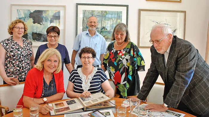 Bürgermeisterin Maria-Luise Mathiaschitz mit Limor Shtierman, Shiria und David Schuldmann, Eva Janica (Abt. Protokoll), Erich Lindner und Talia Shochat (sitzend rechts). 