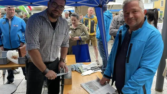 Werner Molling (r.) aus Zeltweg schüttet sein Herz aus, während Bernhard Gasteiger seine Messer schleift