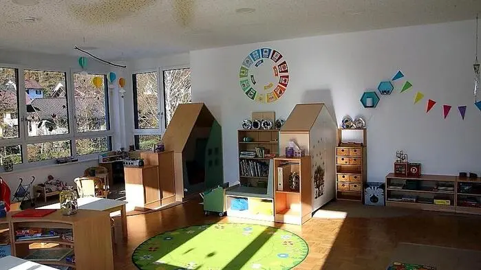 Am vergangenen Sonntag war ein Festtag für die Bewohner der Gemeinde Kainach. Denn da wurde das letzte große Bauvorhaben, der Zubau für die neue Kindergartengruppe und für das Rüsthaus, eröffnet.