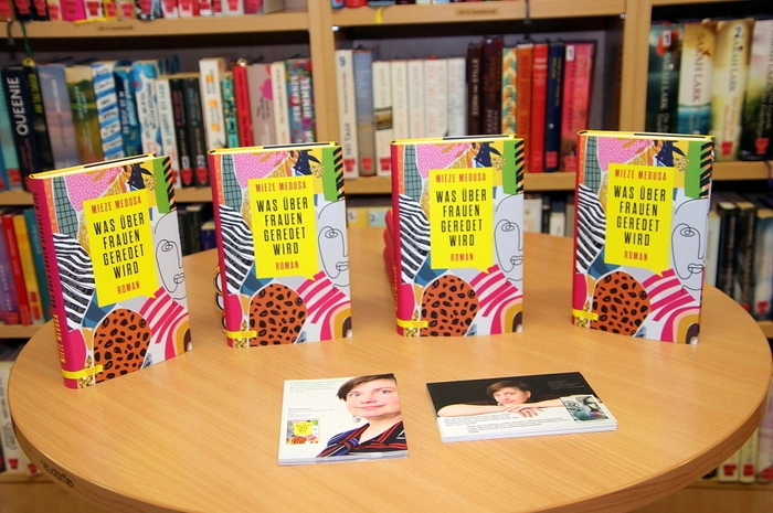 Die Gäste wurden von der Bibliothekarin Claudia Nestler begrüßt, Dorothea Sauer vom Verein akzente stellte die Autorin vor.