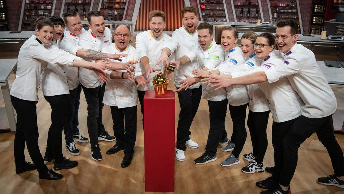 Die Profis: Sechs Zweier-Teams kämpfen vor laufender Kamera um den „goldenen Cupcake“ und 10.000 Euro. Die erste Sendung mit Johannes Warmuth (Fünfter von rechts) wird am kommenden Sonntag auf Sat.1 ausgestrahlt 