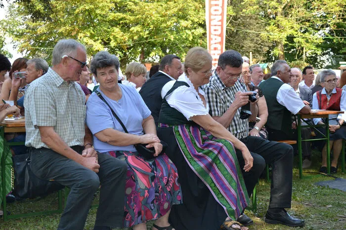Unter dem Motto „schmiedn tua ma“ durften die zahlreichen Besucher anschließend Tradition und Brauchtum hautnah erleben. Es wurde gezeigt, wie mit Hammer und Amboss aus dem warmen Eisen Werkzeuge und Hufeisen geschmiedet wurden.