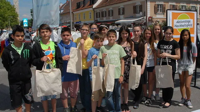 Auch zahlreiche Schüler tauschten Stoffsackerl gegen Plastiksackerl