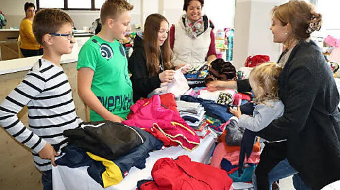 Am Stand von Organisatorin Beate Absenger helfen auch die Kinder eifrig mit