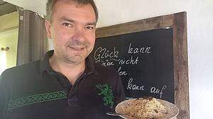 Roland Rabensteiner serviert auf der Grundbauerhütte auf der Kleinveitsch sein Rahmkoch