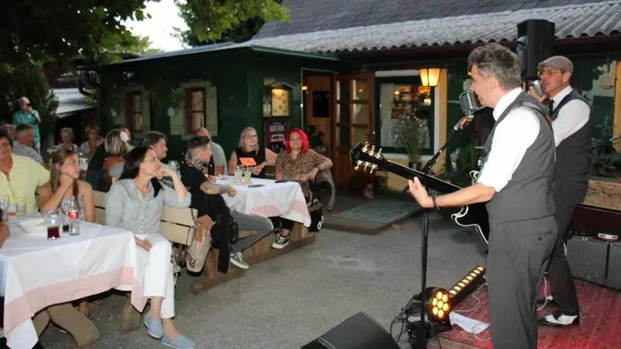 Im Rahmen des 15 jährigen Jubiläums Sommerfestival gastierten die fünf Musiker Stanley, Johnny, Jerry Lee, Vincenzo und Charlie von den „Old School Basterds“ im Gastgarten des Schilcherhofs in Ligist und sorgten mit Vintage Music der frühen 50er bis hin zu den späten 60er Jahren des vorigen Jahrhunderts für perfekt Stimmung beim Publikum.