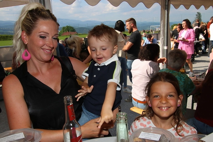 Im Anschluss an die Aufführung wurde zum Schulfest geladen, wo sich die Kinder und die Besucher stärken konnten.