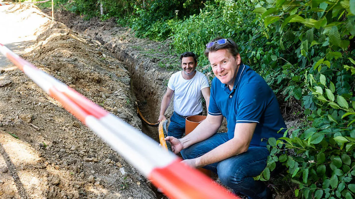 Überzeugten sich von den zügig vorangehenden Bauarbeiten für die beleuchtete Laufstrecke: Bürgermeister Markus Lakounigg und Vizebürgermeister Peter Wedenig (von links)