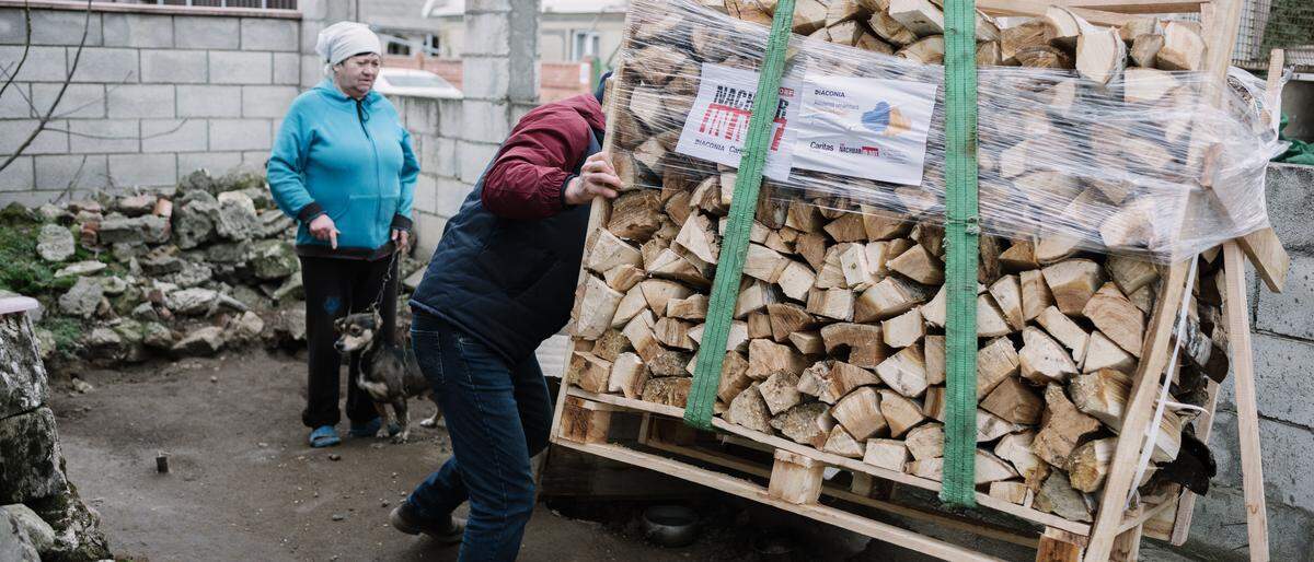 Brennholz von den Spendern der Caritas aus Österreich, für die Menschen in der Moldau