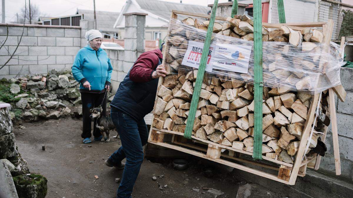 Brennholz von den Spendern der Caritas aus Österreich, für die Menschen in der Moldau
