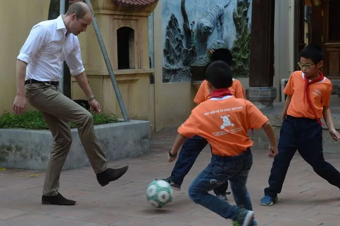 Der britische Royal besuchte während seines Aufenthalts in Hanoi auch eine Schule.