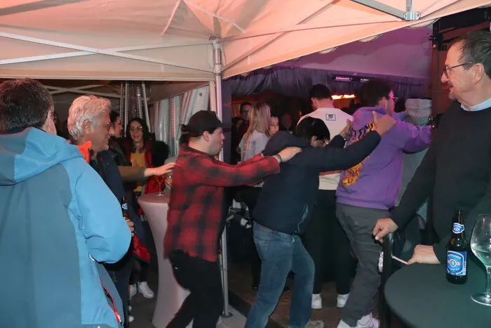 Die Gäste erwärmten sich zusätzlich mit einer Polonaise durch das beheizte Partyzelt.