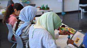 Schülerinnen aus Syrien und Afghanistan beim Lernen - Sujetbild