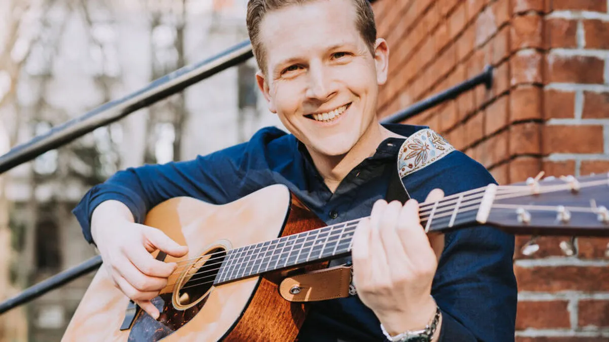 „Zwischen Kärntner A und Meidlinger L“, so beschreibt der Klagenfurter und Wahlwiener den Duktus seiner Mundartmusik