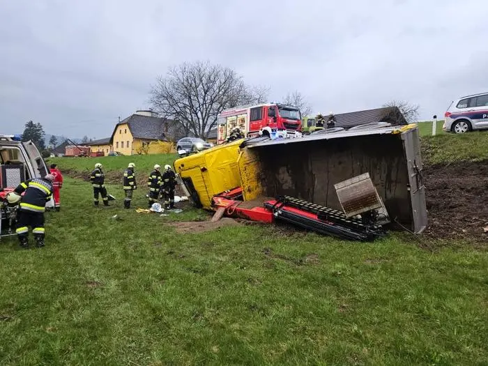 Der Lkw kam von der Fahrbahn ab und stürzte um
