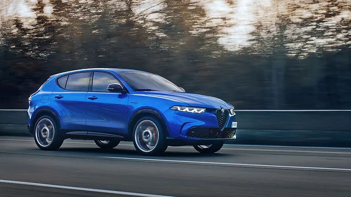 Viel haben die Italiener beim Alfa Tonale von der Designstudie, die 2019 auf dem Genfer Autosalon gezeigt wurde, auf die Straße gerettet – und das ist gut so. Der fesche Viertürer erstreckt sich auf 4,53 Meter Länge, 1,84 Meter Breite und 1,60 Meter Höhe.