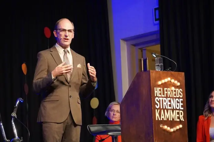 Kabarettist Christian Hölbling sorgte mit seinem Programm „Helfrieds strenge Kammer“ für zahlreiche Lacher