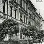 Historisches Bild aus der Klosterwiesgasse, in der schon Vorgärten mit Bäumen zu sehen sind
