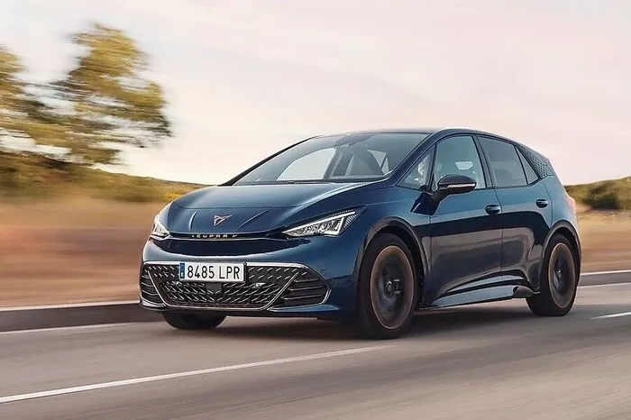 Der Kompakt-Stromer Cupra Born landet auf dem 16. Platz. Das entspricht 1005 verkauften Stück und einem Marktanteil von 1,2 Prozent. Im Vergleich zum Vorjahr macht das ein Plus von 38,6 Prozent.