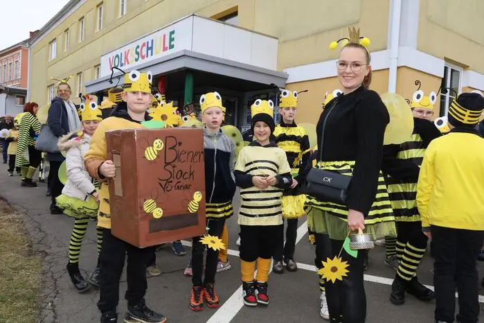 Neben dem größten Faschingsbienenschwarm, den Gnas je gesehen hat ...