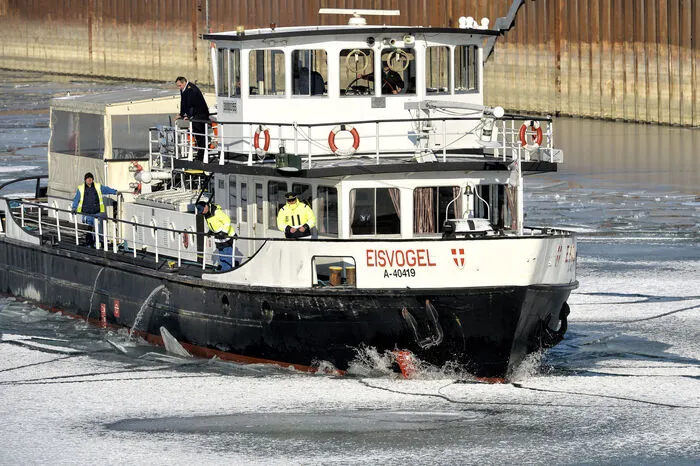 Mit einer Geschwindigkeit von etwa fünf km/h bewegte sich das Schiff durch die Eisschollen, die knackend auseinanderbrachen. Das 1955 gebaute Schiff hat ein Gewicht von 80 Tonnen und ist 32 Meter lang.