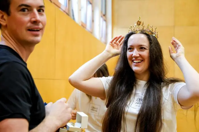 ... bei einer der letzten Proben im Landessportzentrum fand die glanzvolle Übergabe der prachtvollen Diademe statt. 