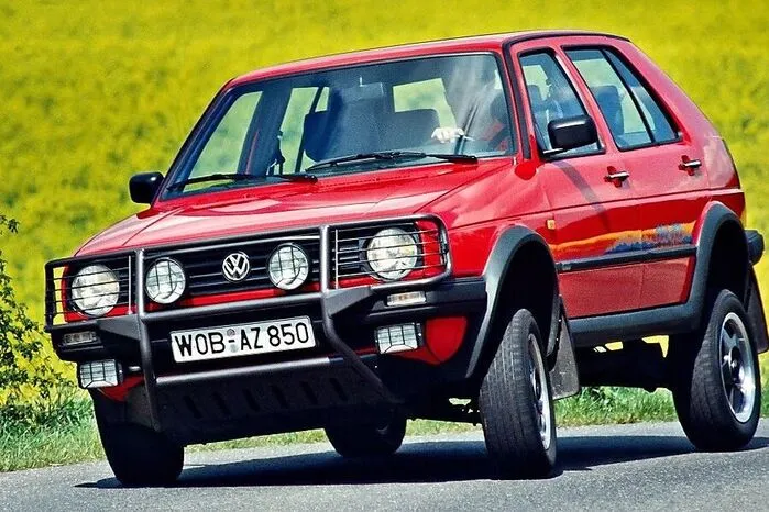 Was die Modellpolitik angeht, war Volkswagen nie für seine Experimentierfreude bekannt. Lieber die anderen den Weg ebnen lassen - und wenn ein Konzept aufgeht, das Feld von hinten aufrollen - so lautet die Devise in Wolfsburg. Aber bekanntlich bestätigen Ausnahmen die Regel. 1989 enthüllte VW auf dem Genfer Autosalon eine auf offroad getrimmte Studie namens Golf Montana. Was nicht mehr als eine Fingerübung hätte sein sollen, führte zu reihenweise Blindbestellungen, die bei den Händlern eingingen. Also begann man, über eine Serienfertigung nachzugrübeln, und holte dafür die Allradspezialisten von Steyr-Daimler-Puch ins Boot. Die bekamen ab Mai 1990 komplett vormontierte Golf CL Syncro nach Graz geliefert und rüsteten sie dort zum Country auf.