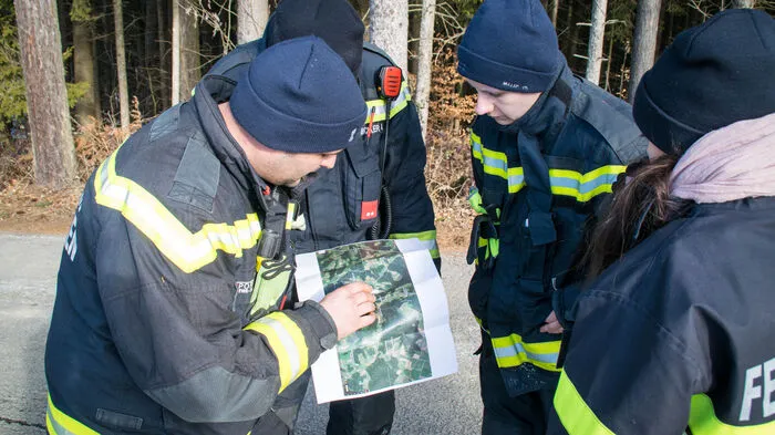 Rund 100 Einsatzkräfte bestehend aus Polizisten, Feuerwehr-Leuten und Mitgliedern der Rettungshundebrigade waren in Summe im Einsatz.