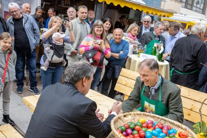 16.04.2022, Oesterreich, Lienz, Stadtmarkt, Ostereierpecken, Im Bild das Ostereierpecken am Stadtmarkt Lienz - Brunner Images 2022, Foto: Brunner Images / Brunner Philipp