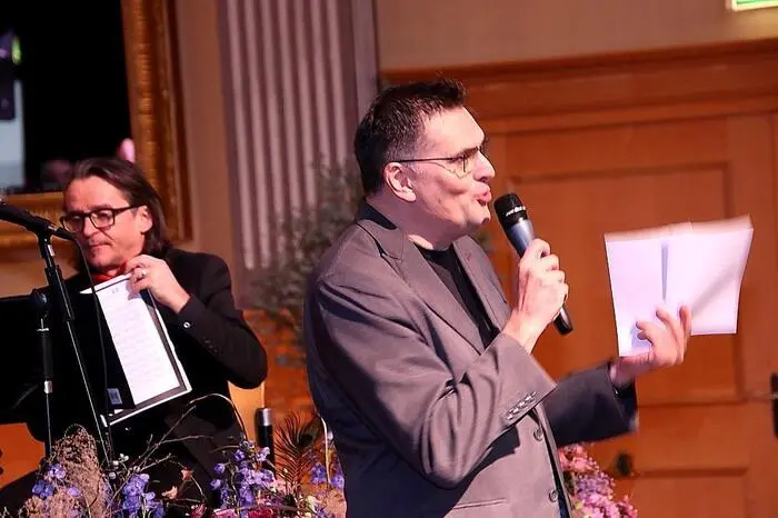 Durch das Programm führte Thomas Vollmann. In der Pause lud Bürgermeister Osprian die Gäste zu einem Glas Sekt und Gebäck ein.