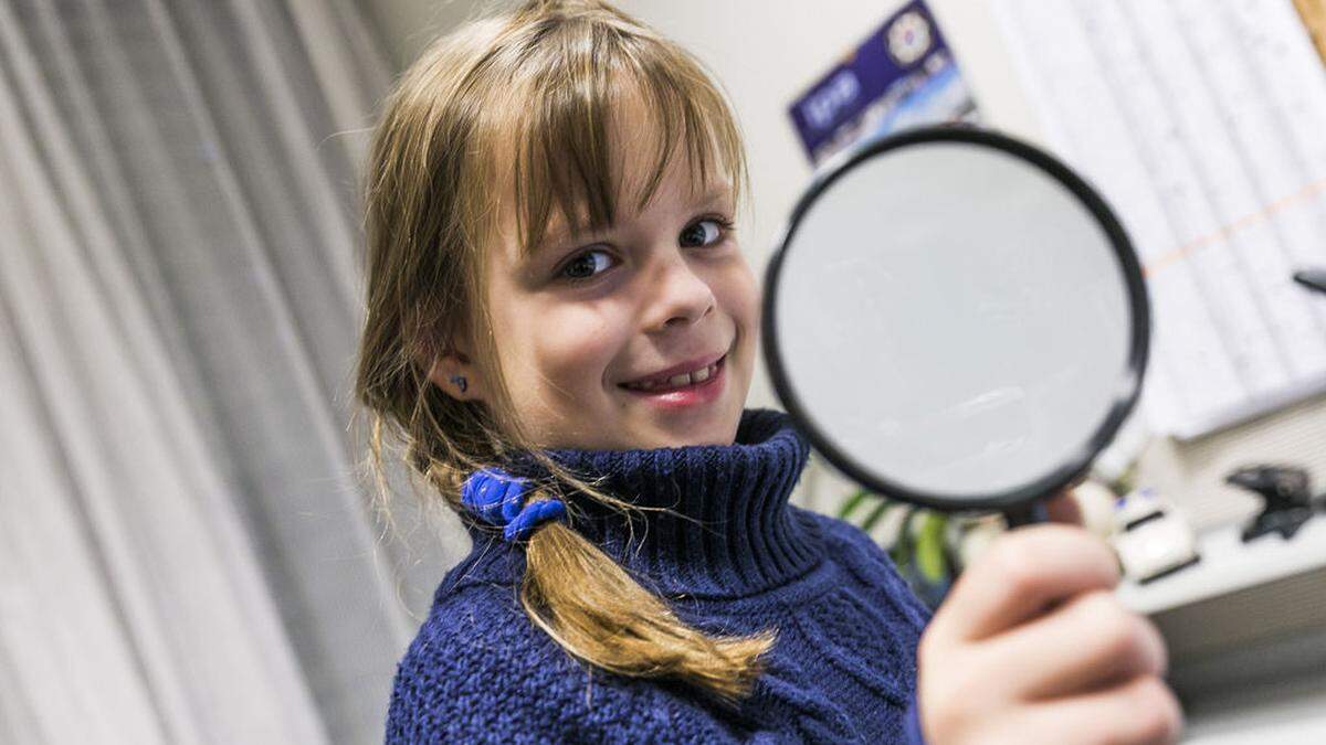 Leonora interessiert sich für die Tatortarbeit der Polizei