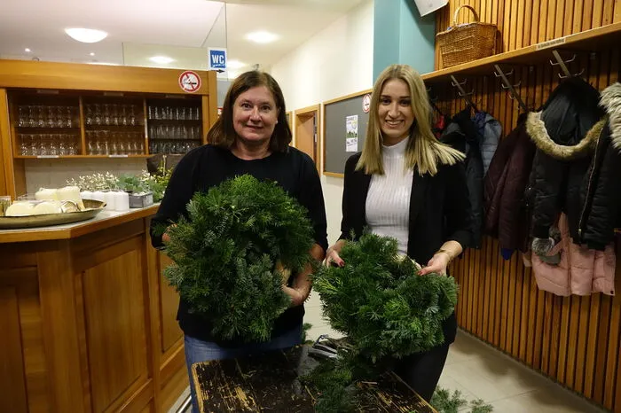 Lisbeth Schweiger und ihre Tochter Birgit bei der Arbeit.