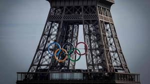 Sollen die Olympischen Ringe auf dem Eiffelturm bleiben oder nicht? 