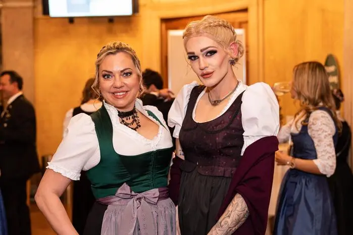 Drag Queen Gloria Hole strahlte im Altsteirer-Dirndl