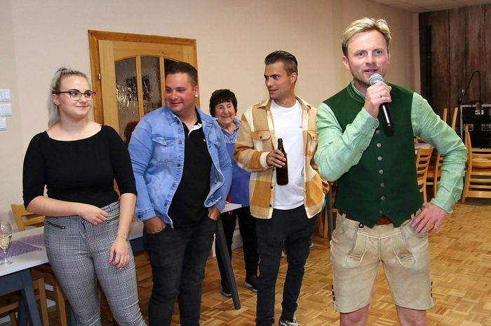 Locker und mit viel Humor führte Gabalier, er wurde mit der Voitsbergerin Babsi Koitz österreichische Tanz-Profi-Meister, seine Schüler anfangs in die einfachsten Tanzschritte ein.