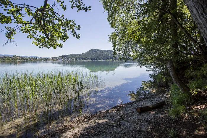 Von vielen wird der Faaker See als Südsee Kärntens bezeichnet. Wegen seiner türkisen Farben und auch wegen seiner im Sommer wohlig warmen Badetemperaturen. Strandbäder und der eine oder andere freie Seezugang laden zum Sprung in einen einzigartigen See ein.