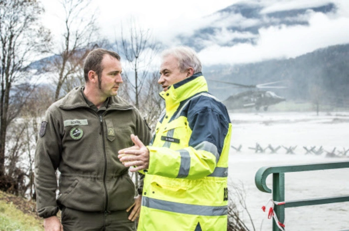 Hermagors Bezirkshauptmann Heinz Pansi (rechts), Leiter des Krisenstabs, im Gespräch mit den Einsatzkräften vor Ort.