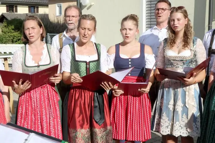 Übrigens: Ein Video vom Dorfplatzsingen gibt es auf Facebook Kleine Zeitung St. Veit/Feldkirchen zu sehen! Klicken Sie sich durch die Fotogalerie! 